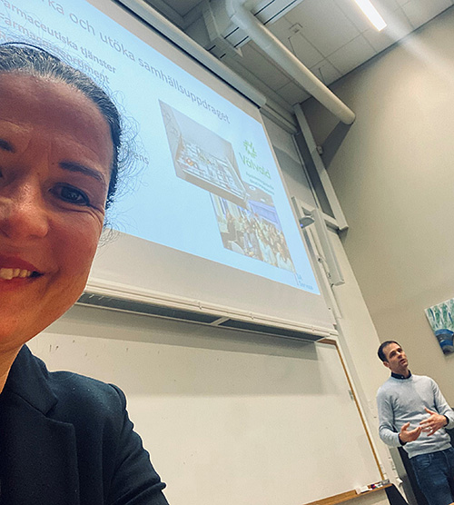 I föreläsningssalen på Göteborgs universitet där Fredrik Boström och jag höll en föreläsning för apotekarstudenter på sista terminen.   